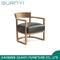 Sillón de cojín cómodo de madera sólida simple.