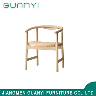 Silla de comedor de madera elegante moderna.