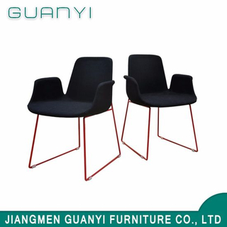 Diseño contemporáneo Recubrimiento de polvo rojo Piernas de metal Silla de comedor